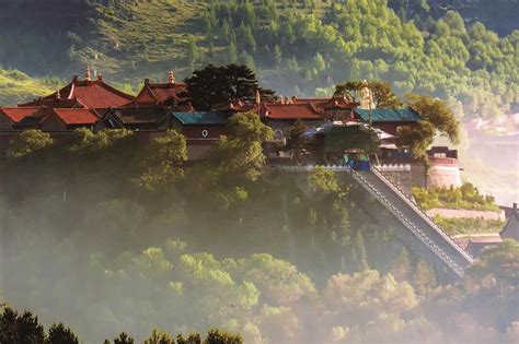   Lanshan Scenic Area: 壮大な山岳美と神秘的な仏教遺跡！